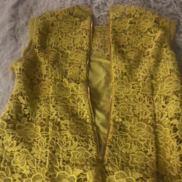 A women’s top - Picture 3 of 4